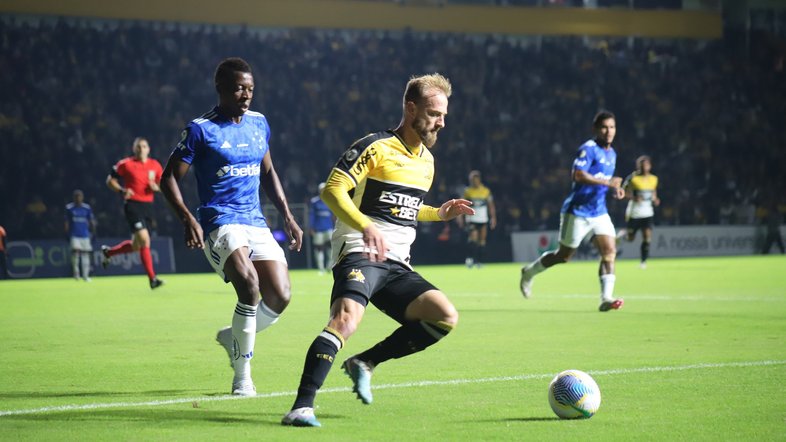 Bolasie marca, Criciúma bate o Cruzeiro e se afasta dos últimos lugares do Brasileirão
