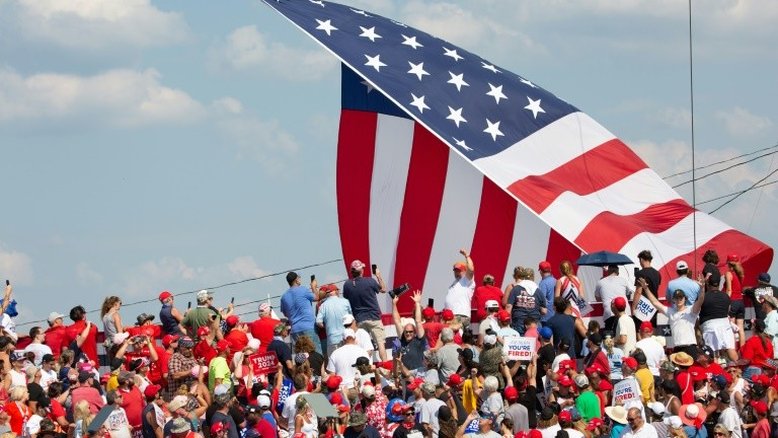 'Tempos difíceis': lágrimas em igreja americana abalada por disparos contra Trump