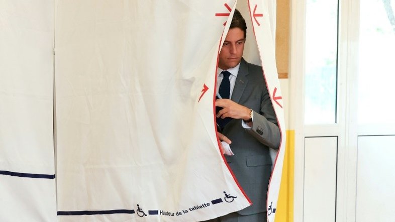 Macron aceita renúncia de premiê da França