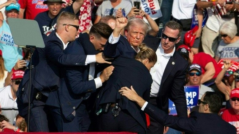 Trump sofre atentado a tiros durante comício nos EUA; bala atingiu orelha direita