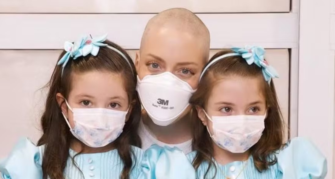 Em tratamento contra câncer, Fabiana Justus ganha surpresa ao ir a hospital com as filhas