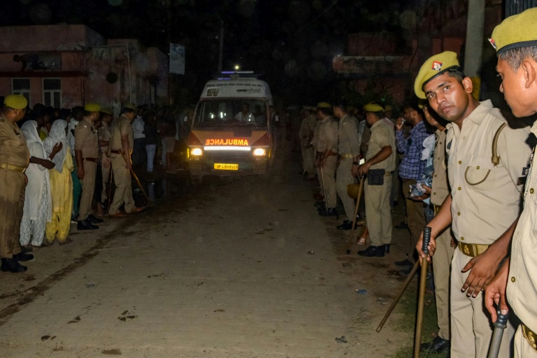 Tumulto em cerimônia religiosa na Índia deixa quase 100 mortos