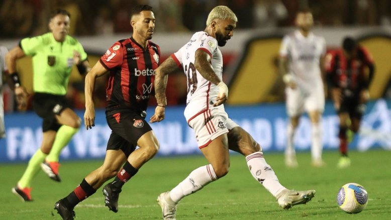 Carlinhos sai do banco para anotar contra o vitória e garantir triunfo do flamengo