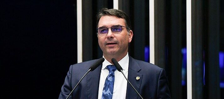 'Eu fui vítima de criminosos', diz Flávio Bolsonaro sobre associação dele com a 'Abin Paralela'