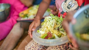 Prato cheio em cozinha solidária de Sol Nascente, no Distrito Federal