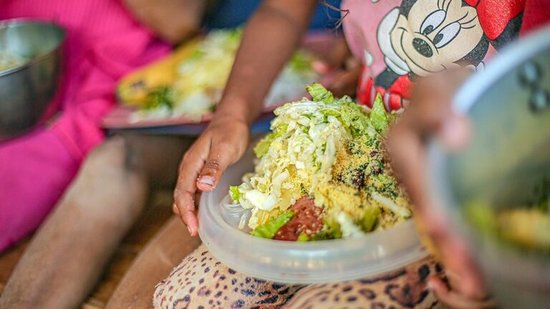 Prato cheio em cozinha solidária de Sol Nascente, no Distrito Federal
