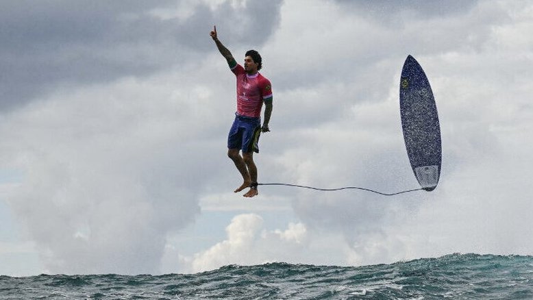 Gabriel Medina em ação nos Jogos Olímpicos de Paris