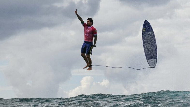 Gabriel Medina em ação nos Jogos Olímpicos de Paris