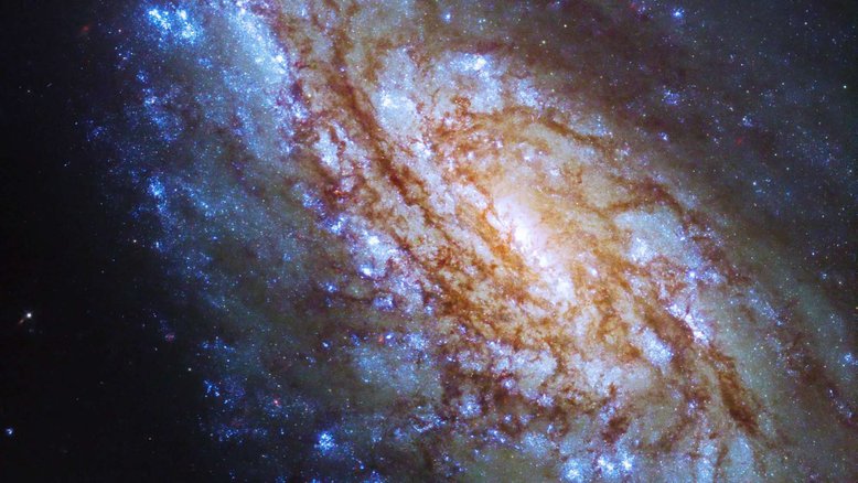 NGC 4654 é uma galáxia espiral intermediária, na Constelação de Virgem. A galáxia tem um centro brilhante e é rotulada como “intermediária” porque possui características tanto de espirais não barradas quanto de espirais barradas. NGC 4654 está a cerca de 55 milhões de anos-luz da Terra e é uma das muitas galáxias do Aglomerado de Virgem que tem uma distribuição assimétrica de estrelas e de gás hidrogênio neutro