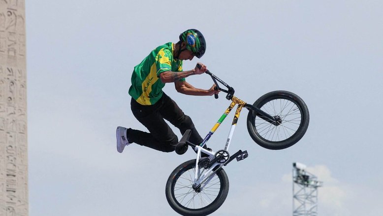 Gustavo Balaloka em ação na final do ciclismo BMX freestyle em Paris 2024