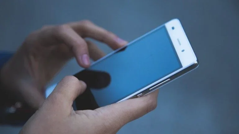 Dois celulares são roubados ou furtados por minuto no Brasil
