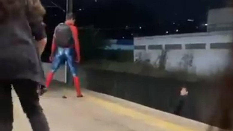 Homem vestido de homem-aranha foi atacado em estação