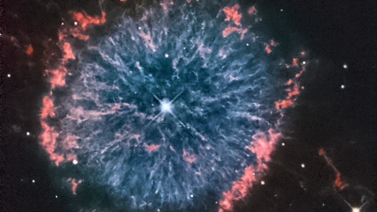 As nebulosas planetárias podem parecer simples, redondas e semelhantes a planetas em pequenos telescópios. Mas as imagens do Telescópio Espacial Hubble mostram que estas camadas de gás fluorescente, provenientes de estrelas moribundas semelhantes ao Sol, possuem uma variedade impressionante de simetrias e formas detalhadas. NGC 6751, a Nebulosa do Olho Brilhante, é um belo exemplo de uma nebulosa planetária clássica com características complexas. NGC 6751 está a 6,5 mil anos-luz de distância, na Constelação da Águia