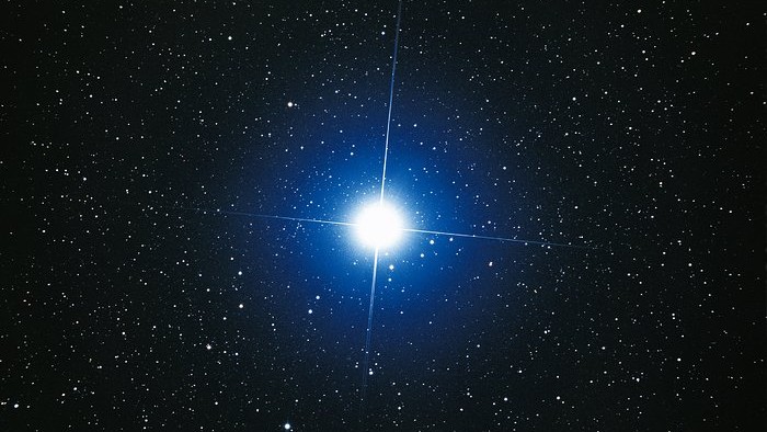 Esta imagem, feita a partir do solo, aqui na Terra, foi tirada pelo astrônomo Akira Fujii e mostra Sirius, a estrela Alfa da Constelação do Cão Maior. Na verdade, Sirius é uma estrela dupla, ou seja, é formada por duas estrelas que interagem gravitacionalmente. Sirius A é a estrela mais brilhante do céu noturno, mas junto dela está uma pequena e fraca companheira estelar, Sírius B. As duas estrelas giram em torno uma da outra a cada 50 anos. Sirius A, a apenas 8,6 anos-luz da Terra, é o quinto sistema estelar mais próximo conhecido. Sirius B, uma anã branca, é muito tênue devido ao seu pequeno tamanho, sendo também cerca de 10 mil vezes mais fraca do que a Sirius A