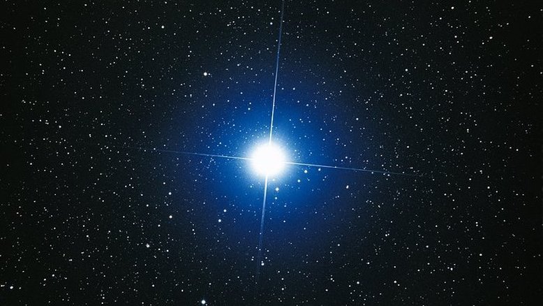 Esta imagem, feita a partir do solo, aqui na Terra, foi tirada pelo astrônomo Akira Fujii e mostra Sirius, a estrela Alfa da Constelação do Cão Maior. Na verdade, Sirius é uma estrela dupla, ou seja, é formada por duas estrelas que interagem gravitacionalmente. Sirius A é a estrela mais brilhante do céu noturno, mas junto dela está uma pequena e fraca companheira estelar, Sírius B. As duas estrelas giram em torno uma da outra a cada 50 anos. Sirius A, a apenas 8,6 anos-luz da Terra, é o quinto sistema estelar mais próximo conhecido. Sirius B, uma anã branca, é muito tênue devido ao seu pequeno tamanho, sendo também cerca de 10 mil vezes mais fraca do que a Sirius A