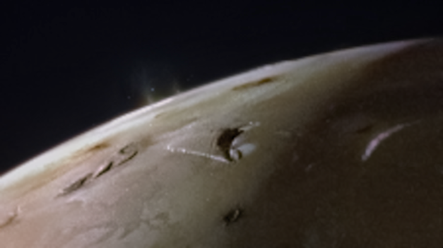 A espaçonave Juno registrou duas plumas vulcânicas elevando-se acima do horizonte da lua de Júpiter, Io. Esta imagem, feita em fevereiro, mostra a superfície de Io a uma distância de cerca de 3,8 mil quilômetros. Ela oferece uma completa extensão dos lagos de lava na lua de Júpiter, trazendo informações inéditas sobre os processos vulcânicos que ali ocorrem