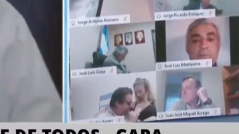 Ex-deputado argentino é condenado por beijar seios da esposa durante sessão virtual