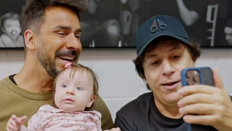 Julio Rocha posa ao lado de Tom Cavalcante
