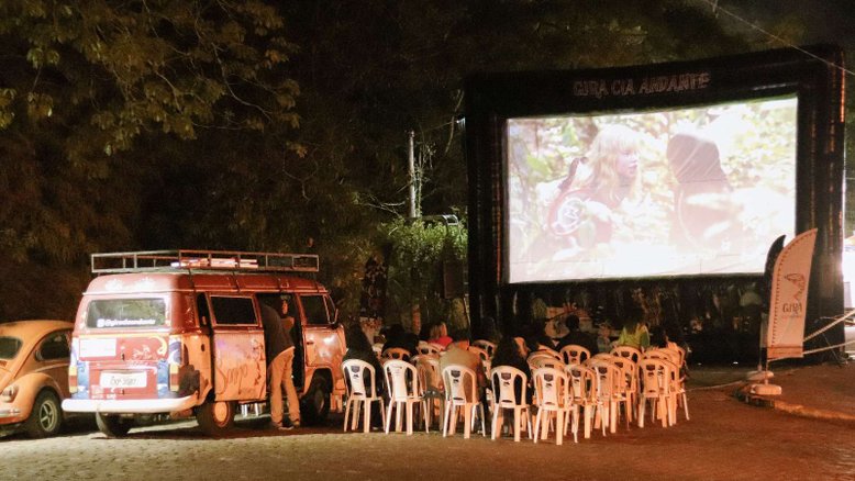 Kombi Estrela faz exibição pública de filmes