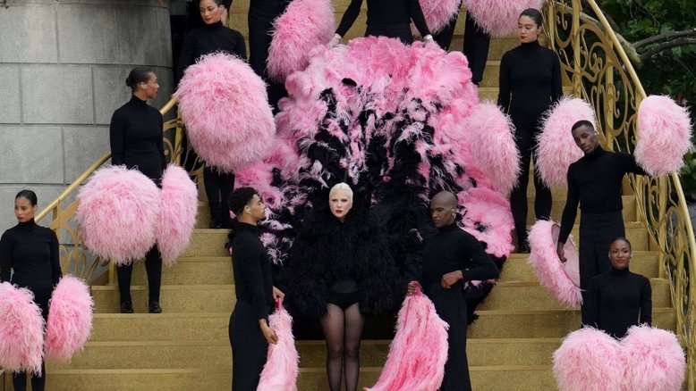 Lady Gaga e dançarinos na cerimônia de abertura da Olimpíada de Paris 2024