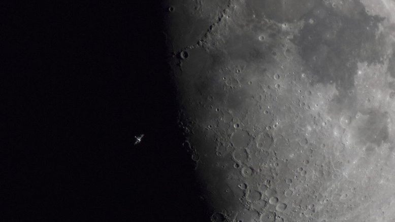 O que é isso na frente da Lua? É a Estação Espacial Internacional. A plataforma espacial em órbita da Terra foi fotografada em frente a uma Lua parcialmente iluminada. A imagem apresentada foi tirada em Madri, na Espanha, com um tempo de exposição de apenas 1/1000 de segundo. Em contraste, a duração do trânsito da ISS através de toda a Lua foi de cerca de meio segundo. Numerosas crateras circulares estão visíveis, bem como terrenos acidentados e de cor clara, conhecidos como terras altas, e áreas relativamente lisas e de cor escura, conhecidas como mares