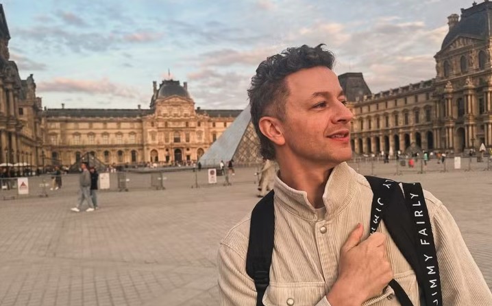 Ex de Sandy, Lucas Lima curte viagem com amiga pela França e diz estar em 'reforma'