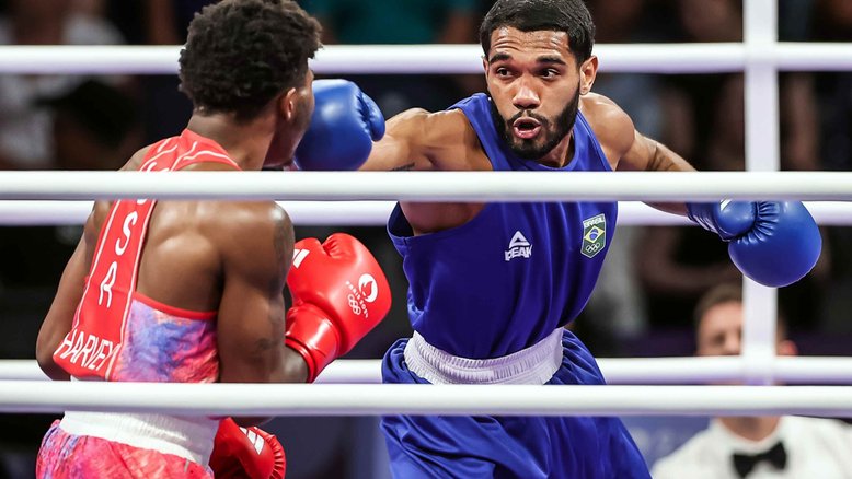 O atleta brasileiro Luiz Oliveira (de azul) em duelo contra o americano Jahmal Harvey na categoria peso-pena (até 57kg)