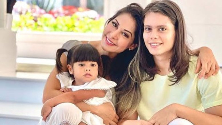 Maíra Cardi ao lado dos filhos, Lucas e Sophia