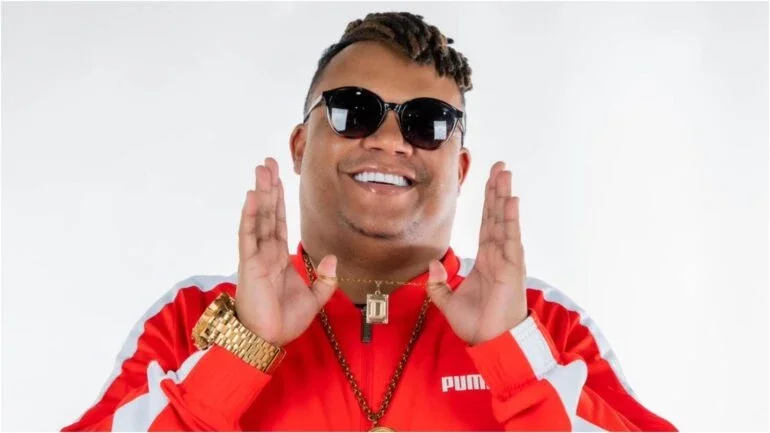 Filho adotivo de Mr. Catra, MC Delux faz sucesso com hits que bombam no TikTok