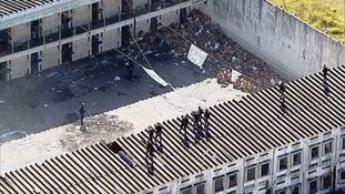 Detentos fazem rebelião e provocam incêndio em penitenciária de SP