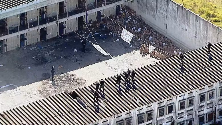 Detentos fazem rebelião e provocam incêndio em penitenciária de SP