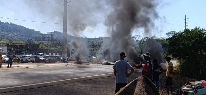 Bolsonaro fica preso em rodovia após trabalhadores rurais fecharem estrada como protesto