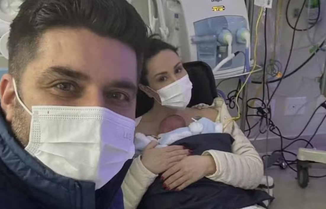 Nadja Haddad consegue segurar filho de dois meses no colo pela primeira vez: 'Que emoção'