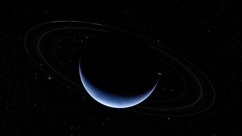 A sonda Voyager 2 fez a sua maior aproximação a Netuno, em 25 de Agosto de 1989, sendo a única a visitar o planeta gigante mais distante do Sol. Com base nas imagens registradas, esta inspiradora cena composta cobre o obscuro planeta exterior, sua maior lua, Tritão, e o tênue sistema de anéis. A perspectiva interplanetária olha para trás, em direção ao Sol, capturando o planeta e Tritão como finos crescentes iluminados pela luz solar. Partes do sistema de anéis muito tênues, juntamente com os três arcos de anéis brilhantes, foram fotografados pela Voyager durante o sobrevoo, embora os segmentos mais tênues estejam modelados nesta imagem composta