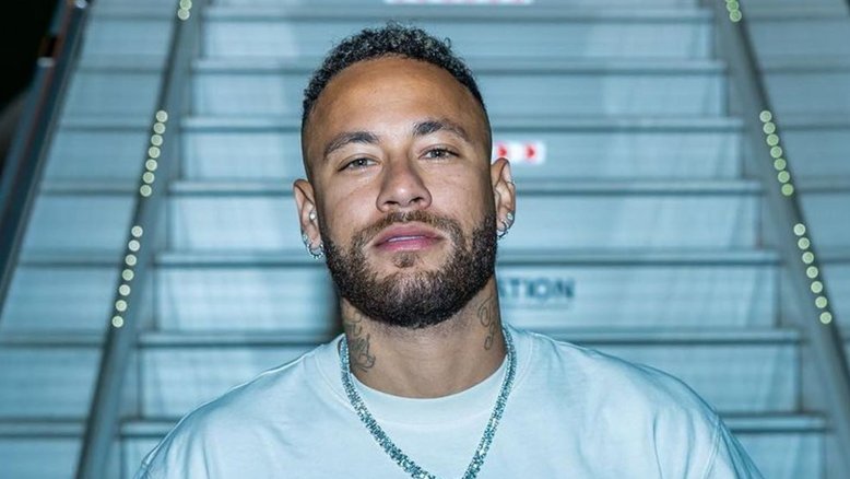 Neymar assume publicamente sua terceira filha, Helena, e compartilha imagens da bebê em rede social