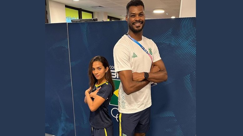 Rayssa Leal posa ao lado de Isac, do vôlei
