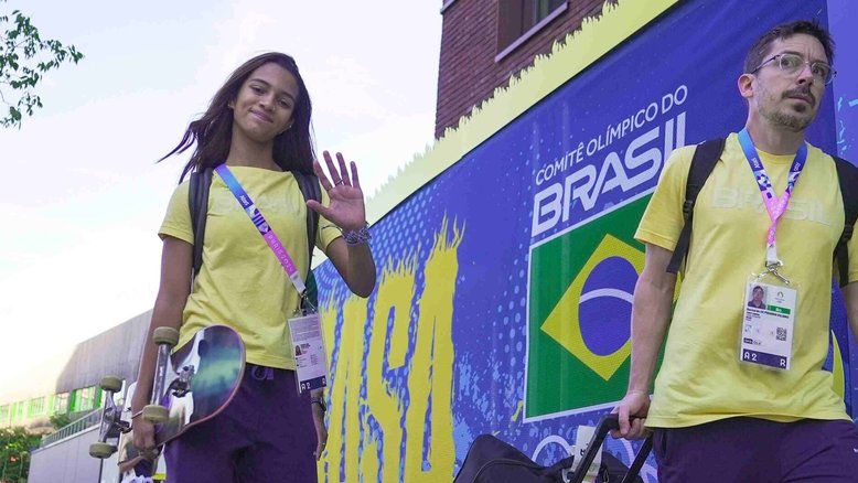 Atleta Rayssa Leal em sua chegada a Paris