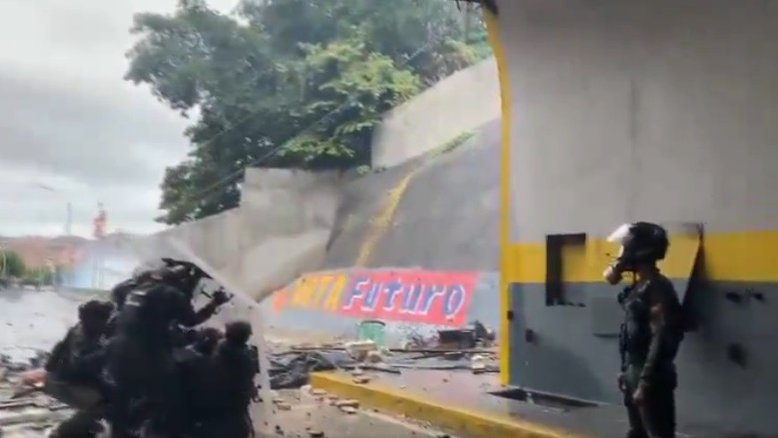 'Entregue o poder!': Caracas, capital da Venezuela, tem protestos contra reeleição de Maduro