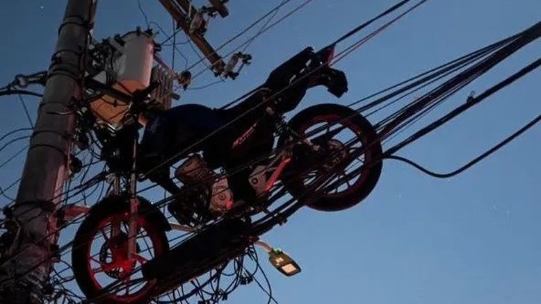 Balão cai em fiação elétrica na Zona Leste de SP, ergue moto, deixa bairros sem luz e afeta CPTM; veja vídeos