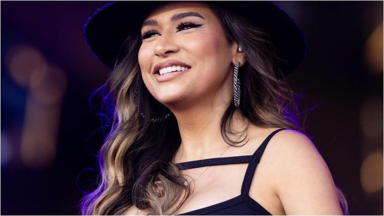 Simone Mendes dedica música a Iza e detona Yuri Lima durante show: 'Engole calado'