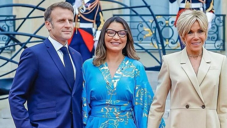 Janja pousa ao lado do presidente francês Emmanuel Macron e a primeira-dama francesa