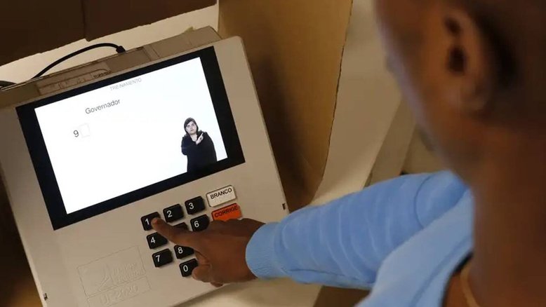 Cabina de votação com a nova urna modelo UE2020