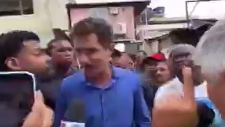 Vídeo: ex-secretário do Rio é agredido durante agenda em favela