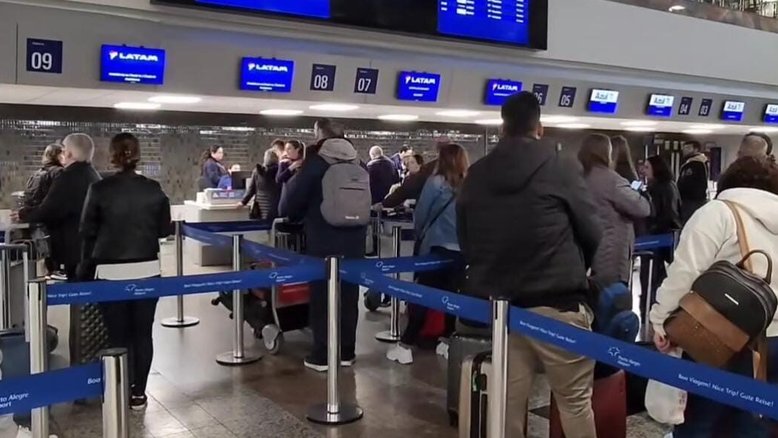 Aeroporto de Porto Alegre será reaberto em outubro com 350 voos semanais, diz ministro