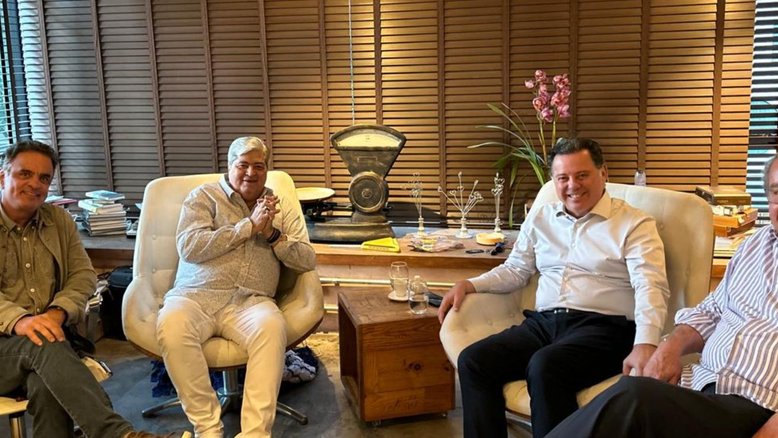 Da esquerda para a direita, o deputado Aécio Neves (PSDB-MG), o apresentador José Luiz Datena (PSDB-SP) e os presidentes do partido, Marconi Perillo e José Aníbal | Divulgação/PSDB