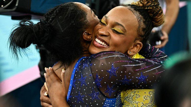 Simone Biles elogia Rebeca Andrade em coletiva: 'Nunca tive uma rival tão próxima assim'
