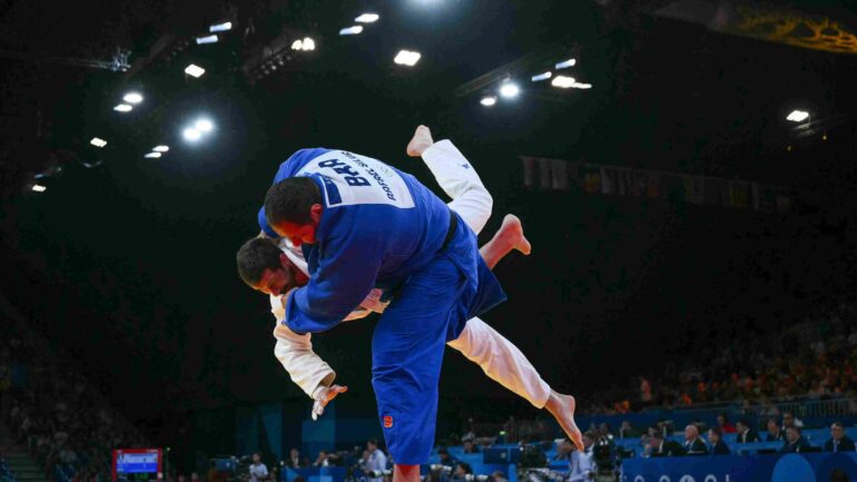 Judoca Rafael Silva bate Aleksandar Kukolj na repescagem por equipes em Paris