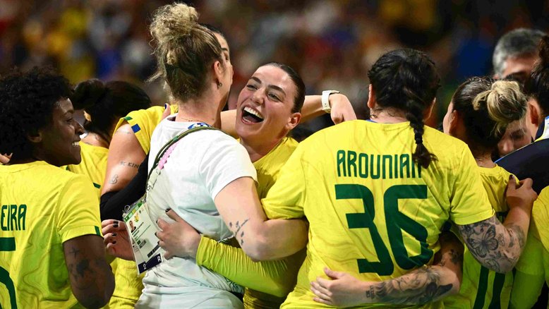 Handebol brasileiro bate Angola em Paris | Aris Messinis/AFP