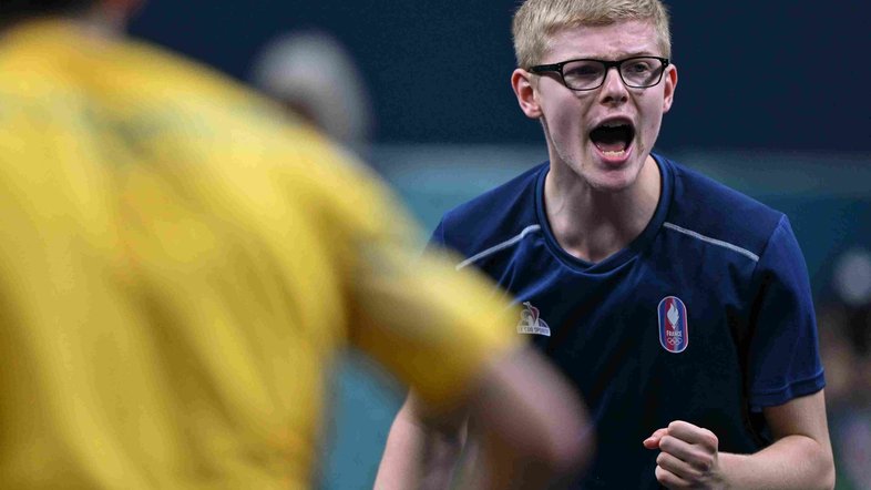 Félix Lebrun (em foco) bateu brasileiro Hugo Calderano e conquistou bronze no tênis de mesa em Paris | Jung Yeon-je/AFP