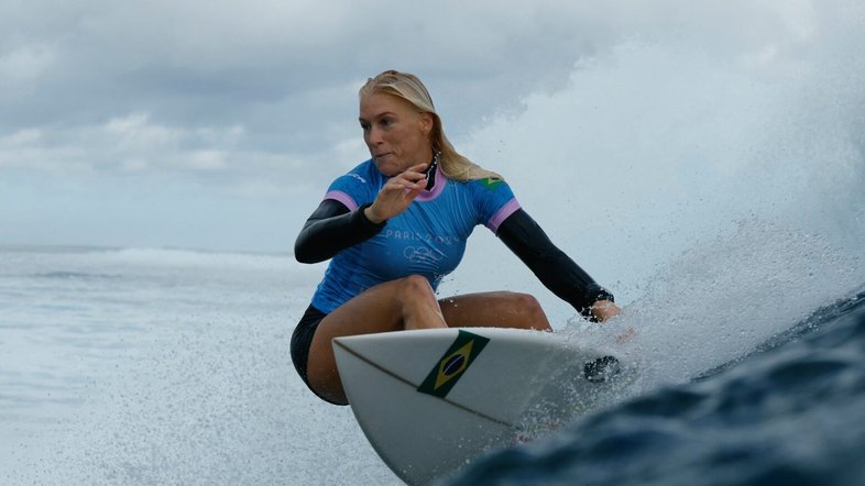 Tati Weston-Webb perde por pouco e fica com a prata no surfe em Paris